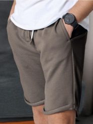 Szorty slim fit - brązowy. Brązowe szorty męskie Sinsay, bez kołnierzyka. W wyprzedaży za 39.99 zł.