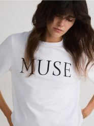 T-shirt regular z haftem - biały. Białe t-shirty damskie Reserved, l, bez wzorów, z bawełny, bez kołnierzyka. W wyprzedaży za 29.99 zł.