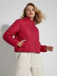 Pikowana kurtka ze stójką - czerwony. Czerwone kurtki damskie Sinsay, l, bez wzorów, bez kaptura. Za 59.99 zł.
