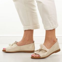 Złote skórzane płaskie sandały damskie Cambell 656. Żółte sandały damskie Cambell, bez wzorów, z jeansu, bez obcasa, na płaskiej podeszwie. W wyprzedaży za 192.72 zł.