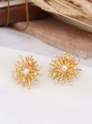 L'Atelier de Gaia Pozłacane kolczyki-wkrętki z perłami rozmiar: onesize. Żółte kolczyki damskie L'Atelier de Gaia, z perłą, pozłacane. Za 104.89 zł.