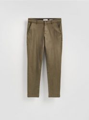 Spodnie chino slim fit - brązowy. Brązowe spodnie materiałowe męskie Reserved, bez wzorów, z lyocellu. Za 149.99 zł.