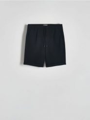 Szorty regular fit - czarny. Czarne szorty męskie Reserved, z bawełny, bez kołnierzyka. W wyprzedaży za 65.99 zł.