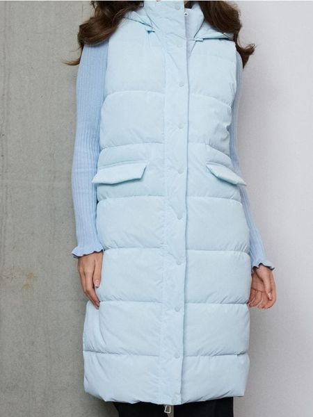 Pikowana kamizelka puffer z odpinanym kapturem - błękitny. Niebieskie kamizelki damskie Sinsay, l. Za 99.99 zł.