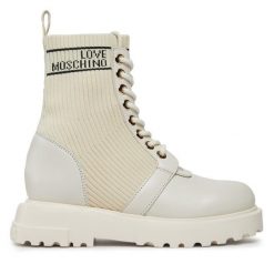 Trzewiki LOVE MOSCHINO. Białe botki damskie Love Moschino, bez obcasa, na płaskiej podeszwie, bez zapięcia. Za 1,419.00 zł.