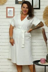 Lniana sukienka trapezowa z paskiem i rozporkami po bokach DYZMA ecru. Sukienki damskie KARKO, do pracy, na lato, l, bez wzorów, ze lnu, biznesowe, bez kołnierzyka, plus size, bez ramiączek, mini, kopertowe. Za 399.50 zł.