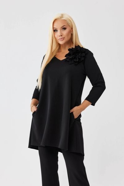 Asymetryczna czarna tunika Florina z wydłużonym tyłem i odpinanym kwiatem PLUS SIZE XXL OVERSIZE JESIEŃ. Czarne tuniki damskie Moda Size Plus Iwanek, do pracy, na jesień, l, bez wzorów, z nylonu, biznesowe, z asymetrycznym kołnierzem, plus size, bez ramiączek. Za 229.90 zł.