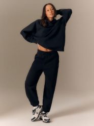 4F Spodnie dresowe joggery damskie - czarne S. Czarne spodnie dresowe damskie 4f, s, bez wzorów, z dresówki. Za 139.99 zł.