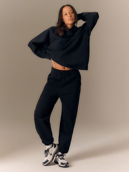 4F Spodnie dresowe joggery damskie - czarne M. Czarne spodnie dresowe damskie 4f, m, bez wzorów, z dresówki. Za 139.99 zł.