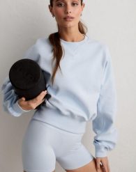 Damska bluza z dżerseju piqué, skrócona Sportif niebieski Aura. Niebieskie bluzy sportowe damskie Aim'n, m, bez wzorów, z bawełny, bez ramiączek, bez kaptura. Za 382.00 zł.