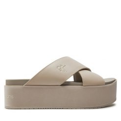Klapki Calvin Klein Jeans. Brązowe klapki damskie Calvin Klein Jeans, bez wzorów, z jeansu, bez obcasa. Za 259.99 zł.