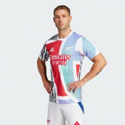 Koszulka Arsenal 24/25 Pre-Match. Białe t-shirty sportowe męskie Adidas, xs, z materiału, bez ramiączek, do piłki nożnej. Za 329.00 zł.