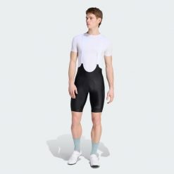 KOLARSKIE SPODENKI NA SZELKACH Z WKŁADKĄ ESSENTIALS TYPU CARGO. Czarne szorty męskie Adidas, bez wzorów, z elastanu. Za 569.00 zł.
