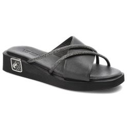 Czarne Klapki Venezia Modne Buty Damskie. Czarne klapki damskie Venezia, bez wzorów, ze skóry, bez obcasa, na obcasie. Za 219.00 zł.