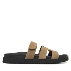 Klapki DeeZee. Brązowe klapki damskie DeeZee, bez wzorów, bez obcasa. Za 159.99 zł.