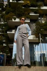 Spodnie w kant szare. Szare spodnie materiałowe damskie MOODO, bez wzorów, z elastanu. Za 139.99 zł.