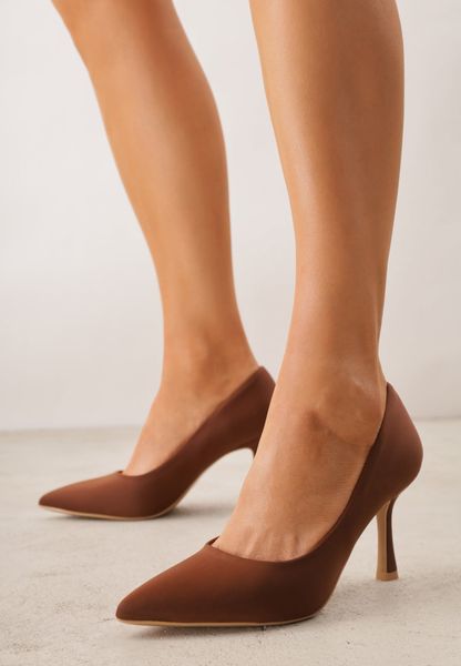 Brązowe Gładkie Szpilki z Tkaniny w Klasycznym Stylu Jynienne. Brązowe szpilki Renee, bez wzorów, z tkaniny, bez obcasa. Za 99.99 zł.