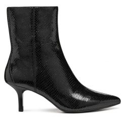 Botki Geox. Czarne botki damskie Geox, bez obcasa, na szpilce, bez zapięcia. Za 579.99 zł.