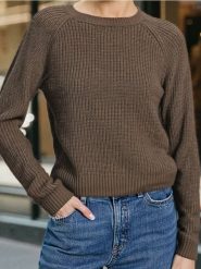 Basic sweter z długimi rękawami - brązowy. Brązowe swetry klasyczne damskie Sinsay, l, bez kołnierzyka. Za 39.99 zł.