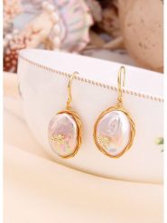 L'Atelier de Gaia Pozłacane kolczyki z perłami rozmiar: onesize. Białe kolczyki damskie L'Atelier de Gaia, z perłą, pozłacane, z zapięciem typu bigiel. Za 104.39 zł.