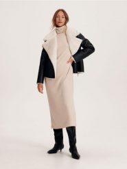 Dzianinowa sukienka z golfem - kremowy. Białe sukienki damskie Reserved, na co dzień, l, bez wzorów, z dzianiny, bez kołnierzyka, bez ramiączek, proste. W wyprzedaży za 59.99 zł.