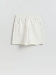 Szorty regular fit - złamana biel. Szorty męskie Reserved, z bawełny, bez kołnierzyka. Za 109.99 zł.