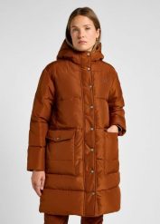 LEE DAMSKA KURTKA LONG PUFFER JACKET CLOVE 112355178 LI54016312. Brązowe kurtki damskie Lee, na zimę, m, bez wzorów, z poliesteru, bez kaptura. W wyprzedaży za 249.99 zł.