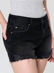 Szorty jeansowe high waist z przetarciami - czarny. Czarne szorty damskie Sinsay, bez wzorów, z jeansu, z podwyższonym stanem. Za 59.99 zł.