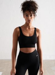 Damski biustonosz sportowy prążkowany, średnie wsparcie Ribbed Seamless czarny. Czarne biustonosze sportowe damskie Aim'n, bez wzorów, z dzianiny. Za 169.00 zł.