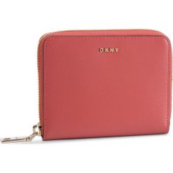 Duży Portfel Damski DKNY - Commuter Md Tote R8313656 Dp Blush D81. Czerwone portfele damskie DKNY, bez wzorów, ze skóry. W wyprzedaży za 289.00 zł.