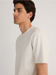 T-shirt regular z wiskozą - złamana biel. T-shirty męskie Reserved, l, bez wzorów, z dzianiny, bez kołnierzyka. W wyprzedaży za 39.99 zł.