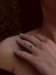 DIA DIAMONDS Srebrny pierścionek z diamentami i szafirem rozmiar: 56. Niebieskie pierścionki damskie DIA DIAMONDS, z diamentem, srebrne. Za 329.42 zł.