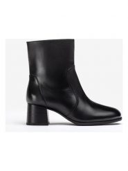 Unisa Skórzane botki w kolorze czarnym rozmiar: 39. Czarne botki damskie Unisa, eleganckie, bez obcasa, bez zapięcia. Za 306.01 zł.