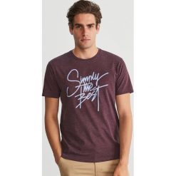 T-shirt z napisem - Fioletowy. Fioletowe t-shirty damskie Reserved, l, bez wzorów, bez kołnierzyka. Za 24.99 zł.