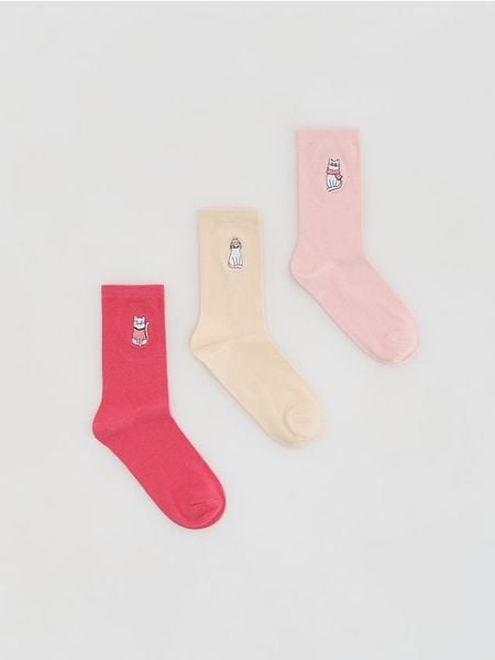 Długie skarpetki z haftem 3 pack - różowy. Czerwone skarpetki damskie Reserved, bez wzorów. W wyprzedaży za 19.99 zł.
