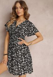 Czarna Wiskozowa Sukienka Mini w Kwiaty z Gumką w Talii i Kopertową Górą Joslena. Czarne sukienki damskie Renee, na lato, l, bez wzorów, z wiskozy, bez kołnierzyka, bez ramiączek, mini, kopertowe. W wyprzedaży za 45.49 zł.