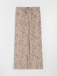 Wiskozowe spodnie wide leg z motywem roślinnym - beżowy. Brązowe spodnie materiałowe damskie Sinsay, bez wzorów, z wiskozy. Za 39.99 zł.