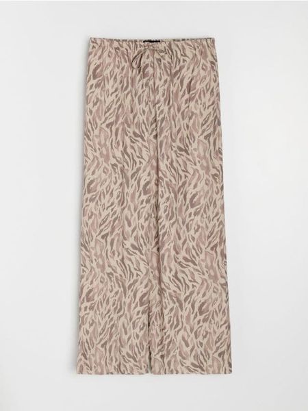 Wiskozowe spodnie wide leg z motywem roślinnym - beżowy. Brązowe spodnie materiałowe damskie Sinsay, bez wzorów, z wiskozy. Za 39.99 zł.