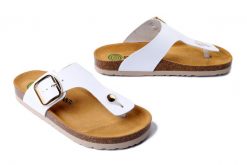 DR. BRINKMANN 700681-03 weiss, klapki damskie. Białe klapki damskie Dr. Brinkmann, bez wzorów, ze skóry, bez obcasa. Za 264.90 zł.