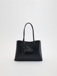 Torebka z zawieszką - czarny. Czarne torebki klasyczne damskie Reserved, bez wzorów, ze skóry, bez dodatków. Za 159.99 zł.