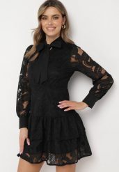 Czarna Sukienka w Stylu Boho z Koronkowej Tkaniny Wiązana Przy Szyi Asavie. Czarne sukienki damskie Born2be, na imprezę, s, bez wzorów, z koronki, boho, bez kołnierzyka, bez ramiączek, mini, rozkloszowane. W wyprzedaży za 167.99 zł.