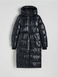 Pikowany płaszcz z wiązaniem - czarny. Czarne płaszcze damskie Reserved, l, bez wzorów, z tkaniny. W wyprzedaży za 279.99 zł.