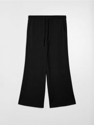 Spodnie wide leg z kieszeniami i domieszką wiskozy, soft touch - czarny. Czarne spodnie materiałowe damskie Sinsay, bez wzorów, z dzianiny. Za 49.99 zł.