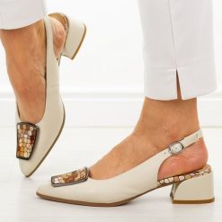 Beżowe skórzane sandały damskie T.Sokolski 419. Brązowe sandały damskie Sokolski, z aplikacjami, ze skóry, bez obcasa, na obcasie. Za 259.00 zł.