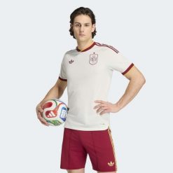 Koszulka wyjazdowa Hiszpania 26 Authentic. Białe t-shirty sportowe męskie Adidas, bez ramiączek, do piłki nożnej, climacool (adidas). Za 649.00 zł.