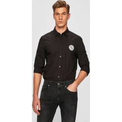 Guess Jeans - Koszula. Białe koszule męskie Guess Jeans, l, z aplikacjami, z bawełny, bez kołnierzyka, bez ramiączek. W wyprzedaży za 159.90 zł.