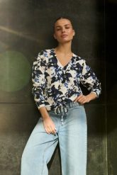 Bluza w kwiaty z dekoltem biała. Białe bluzy bez kaptura damskie MOODO, l, z bawełny. Za 119.99 zł.