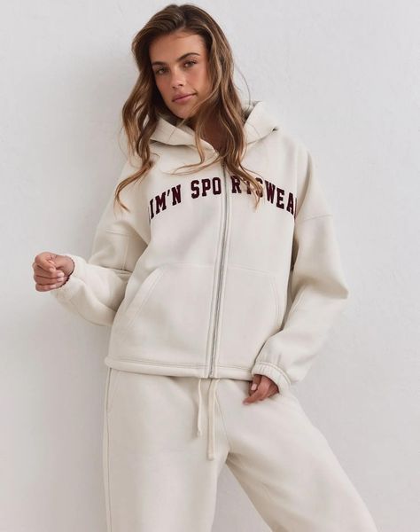 Damska bluza zapinana na zamek z kapturem Varsity kremowa. Białe bluzy sportowe damskie Aim'n, l, bez wzorów, z bawełny, bez ramiączek, długie, z kapturem. Za 389.00 zł.