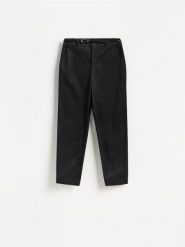 Spodnie chino - czarny. Czarne spodnie materiałowe damskie Reserved, bez wzorów, z bawełny. Za 109.99 zł.