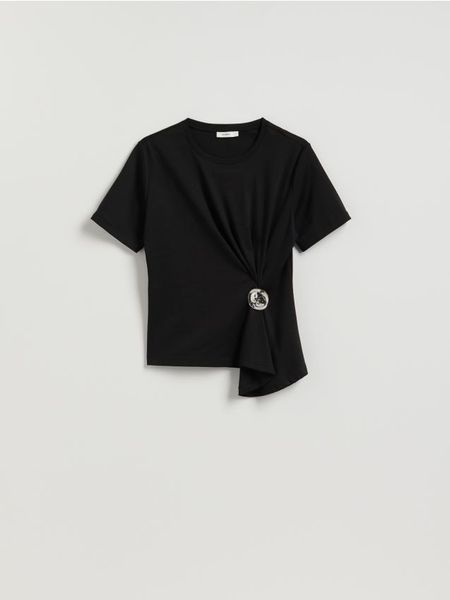 T-shirt z ozdobnym detalem - czarny. Czarne t-shirty damskie Reserved, l, bez wzorów, z bawełny, bez kołnierzyka. Za 79.99 zł.